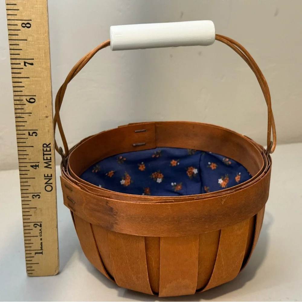 Vintage Small Basket with Handle round Blue Floral Liner 8”H 6”W‎